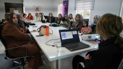 Diyarbakır Büyükşehir Belediyesinin Koşuyolu Kadın Yaşam Merkezinde düzenlediği seminerde, meme