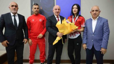 İtalya’da düzenlenen Dünya Gençler Kick Boks Şampiyonası’nda altın madalya kazanan