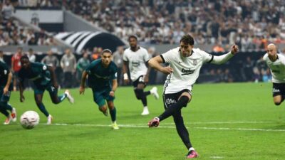 Beşiktaş’ın, Kocaelispor’u 2-1 mağlup ettiği maçta penaltıdan fileleri havalandıran Dusan