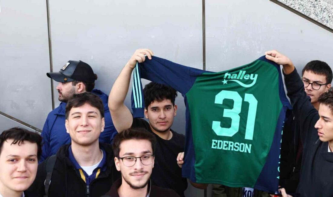 Fenerbahçe’nin file bekçisi Ederson Moraes, kulüp ürünlerinin satışının yapıldığı Fenerium