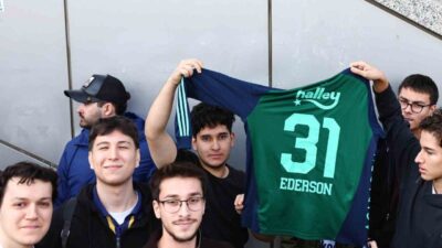 Fenerbahçe’nin file bekçisi Ederson Moraes, kulüp ürünlerinin satışının yapıldığı Fenerium