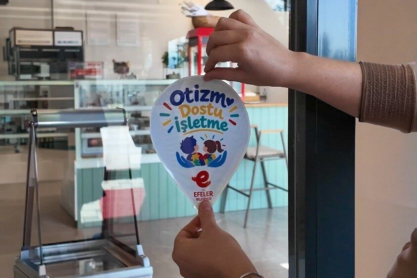 Efeler’de işletmeler Otizm dostu oluyor Efeler Belediye Başkanı Anıl Yetişkin, otizmli bireylerin sosyal yaşamda daha