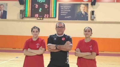 Elazığ Gençlik ve Spor Kulübü antrenörü Engin Doğan ile sporcular