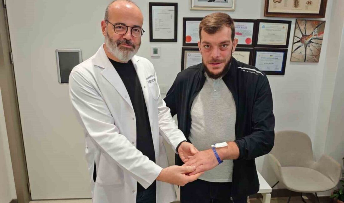 Elleri, ayakları ve yüzü büyümeye devam eden, vücudunda orantısız büyüme