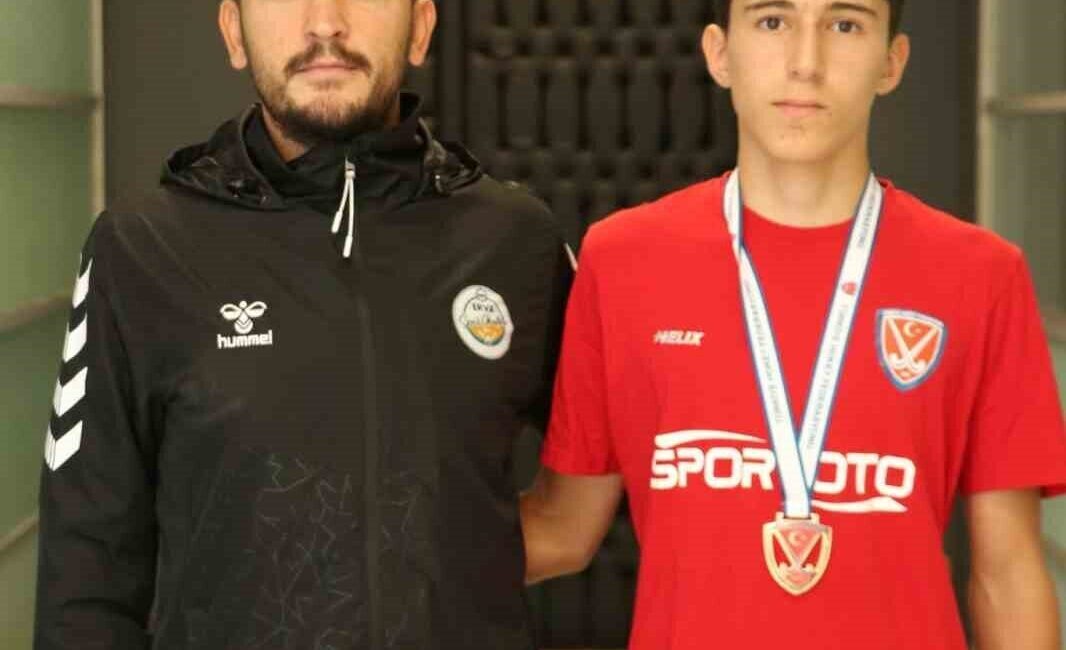 Gençlik ERVA Spor Kulübü sporcusu Berat Özdemir, U14 Erkekler Hokey