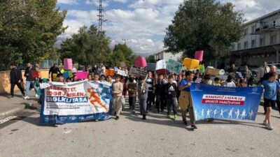 Erzincan’da Dünya Yürüyüş Günü kapsamında öğrenciler ve velilerin katılımıyla yürüyüş
