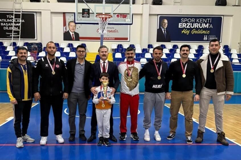 Erzurum Emniyetinin Sporcuları Kamu Spor Oyunları’nda İl Şampiyonu oldu Gençlik ve Spor Bakanlığı koordinesinde düzenlenen 4. Kamu Spor Oyunları’nda