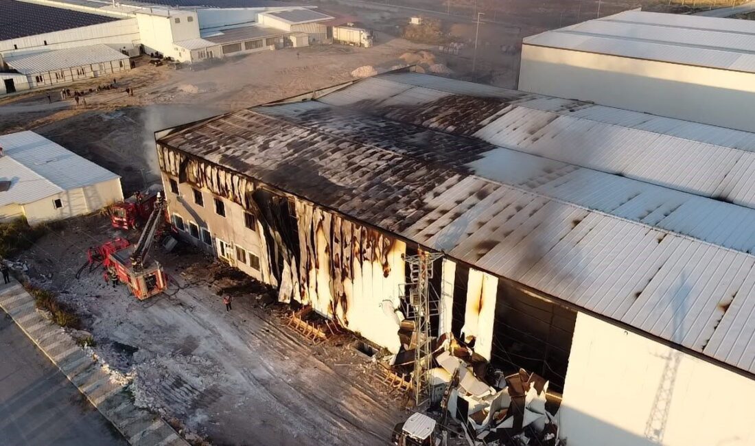 Fabrika yangını büyümeden söndürüldü Afyonkarahisar’ın Emirdağ ilçesindeki Organize Sanayi Bölgesi’nde (OSB) faaliyet gösteren bir