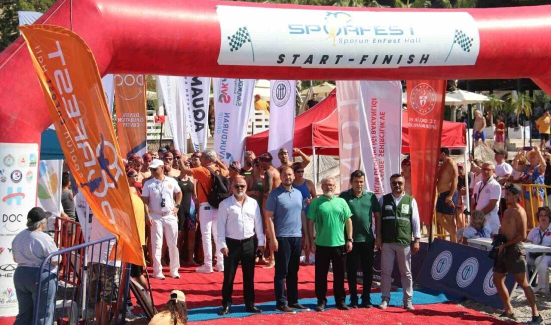 Fethiye Spor Festivali kapsamında Ölüdeniz’de düzenlenen açık su yüzme yarışları