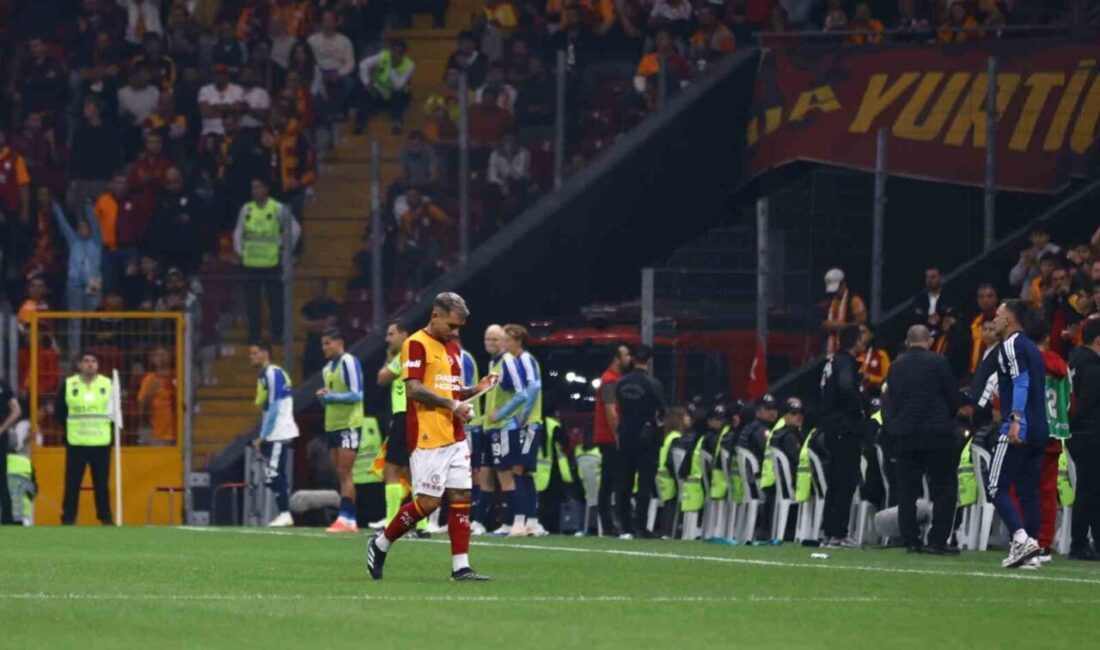 Galatasaray’ın Uruguaylı futbolcusu Lucas Torreira, Kasımpaşa maçının 65. dakikasında kırmızı