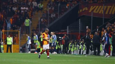 Galatasaray’ın Uruguaylı futbolcusu Lucas Torreira, Kasımpaşa maçının 65. dakikasında kırmızı