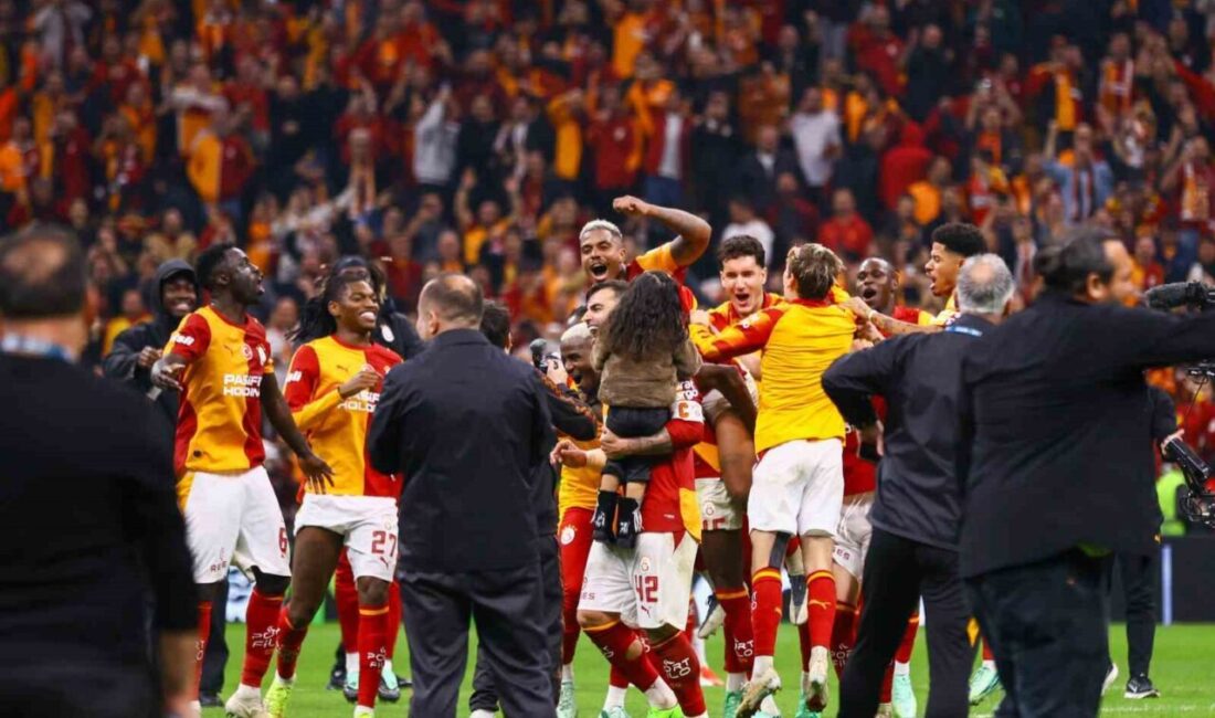 Galatasaraylı futbolcular, Fenerbahçe derbisi galibiyetini taraftarıyla birlikte kutladı. Trendyol Süper