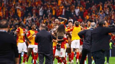 Galatasaraylı futbolcular, Fenerbahçe derbisi galibiyetini taraftarıyla birlikte kutladı. Trendyol Süper