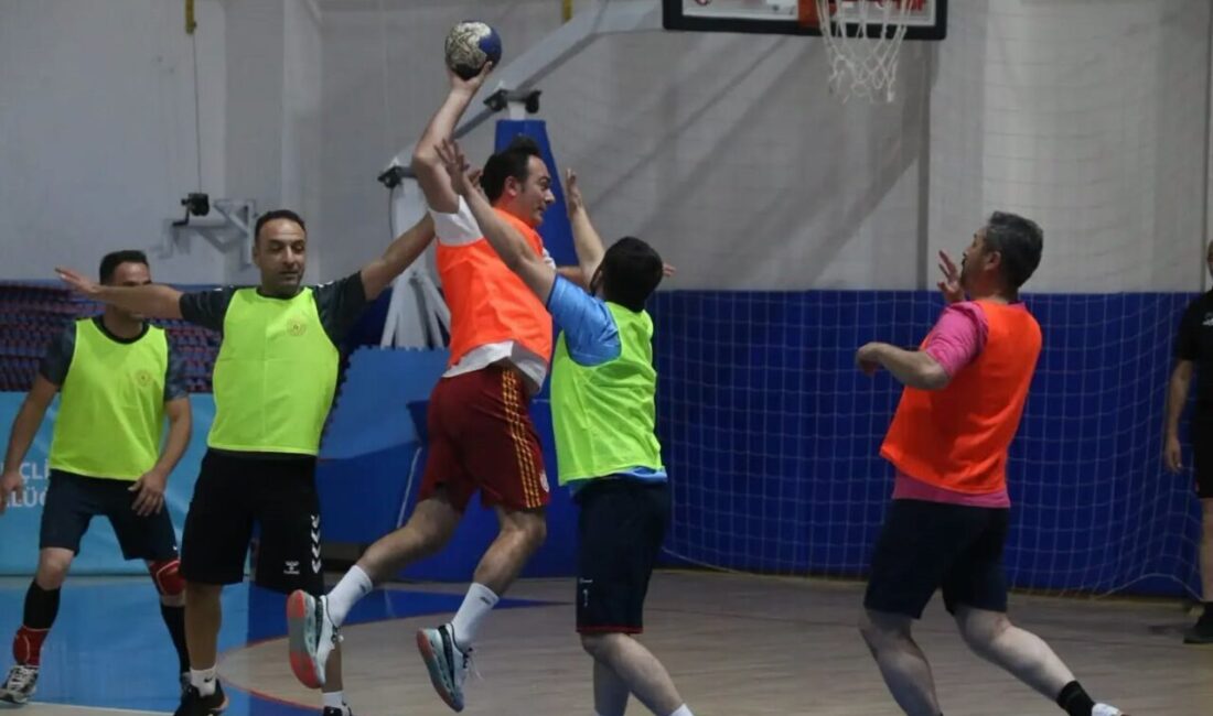 Sivas’ta Amatör Spor Haftası etkinlikleri kapsamında hentbol ve basketbol gösteri