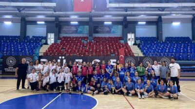 DÜZCE(İHA) – Düzce’de gerçekleştirilen Yıldızlar Hentbol müsabakalarında kızlarda Pakmaya ortaokulu,