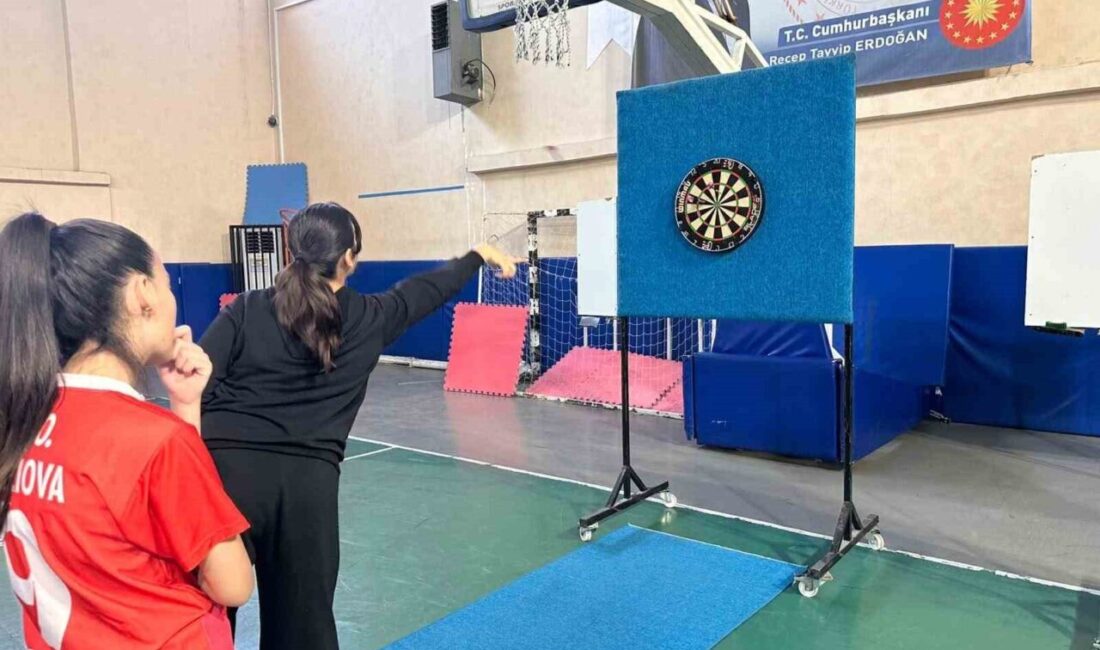 Aydın’ın İncirliova ilçesinde okul sporları kapsamında düzenlenen dart il birinciliğinde