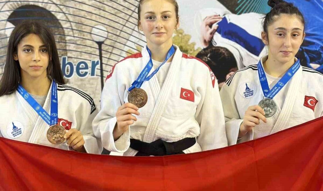 İzmir Büyükşehir Belediyesi Spor Kulübü sporcuları Aişe Dalda, Azra Ceren