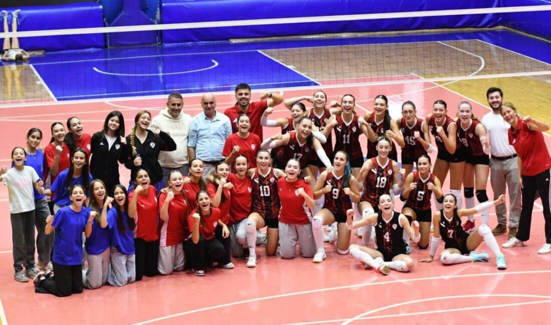 Kadınlar Voleybol 2. Lig’de mücadele eden Yunusemre Belediyespor, 2-1 geriye