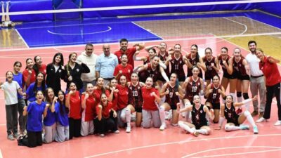 Kadınlar Voleybol 2. Lig’de mücadele eden Yunusemre Belediyespor, 2-1 geriye