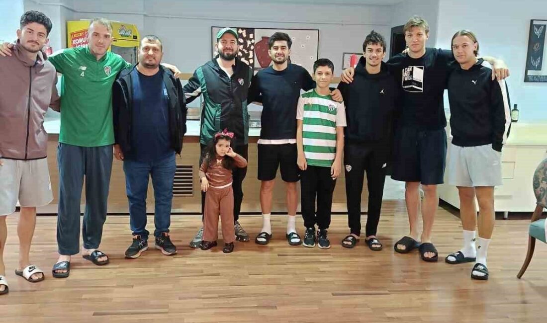 Karacabeyli taraftardan Bursaspor’a karpuz sürprizi Bursaspor kaptanı Ertuğrul Ersoy’un, Nijeryalı futbolcu Kelechi Iheanacho’nun yaz kış