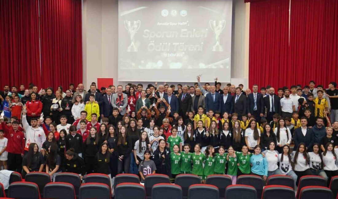 Kastamonu’da Amatör Spor Haftası etkinlikleri çerçevesinde düzenlenen törende, yıl boyunca