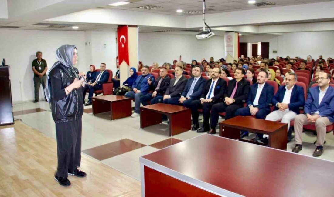 Kayseri Devlet Hastanesi’nde Kayseri Aile Platformu Derneği tarafından hastane personeline
