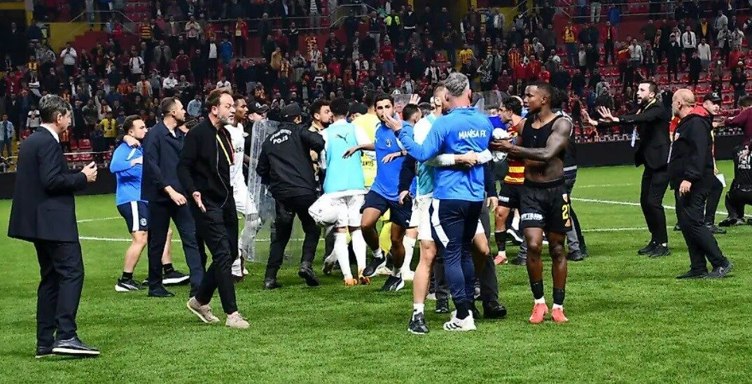 Kayserispor’a, Manisa FK ile oynanan maçta yaşanan olaylardan dolayı PFDK