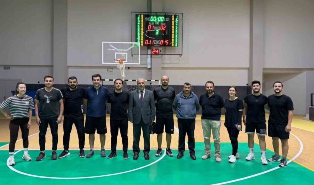 Aydın’ın Koçarlı ilçesinde Cumhuriyet Bayramı kapsamında düzenlenen voleybol turnuvasına katılan