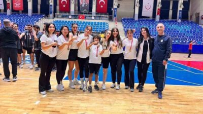 Aydın’da düzenlenen Kamu Spor Oyunları Kadın Futsal Müsabakaları’nda mücadele eden