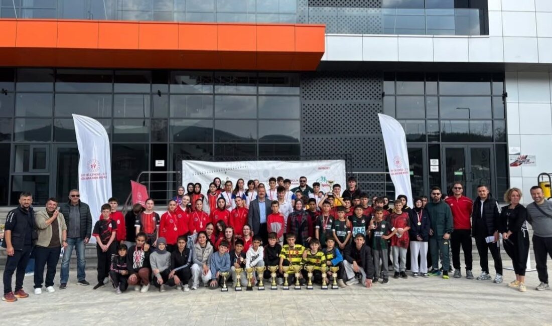 Bayburt’ta düzenlenen ’Okul Sporları Kros İl Birinciliği’ müsabakaları tamamlandı. Küçükler,
