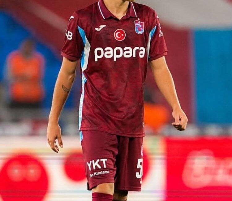 Balıkesir’in Ayvalık ilçesinin önemli spor kulüplerinden Küçükköyspor’da futbola başlayan 18