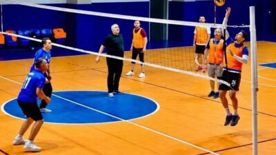 Bilecik’te kurumlar arası voleybol turnuvası başladı. Bilecik’in Pazaryeri ilçesinde Cumhuriyet’in