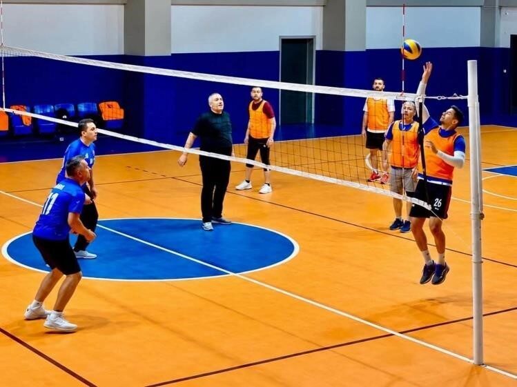 Bilecik’te kurumlar arası voleybol turnuvası başladı. Bilecik’in Pazaryeri ilçesinde Cumhuriyet’in