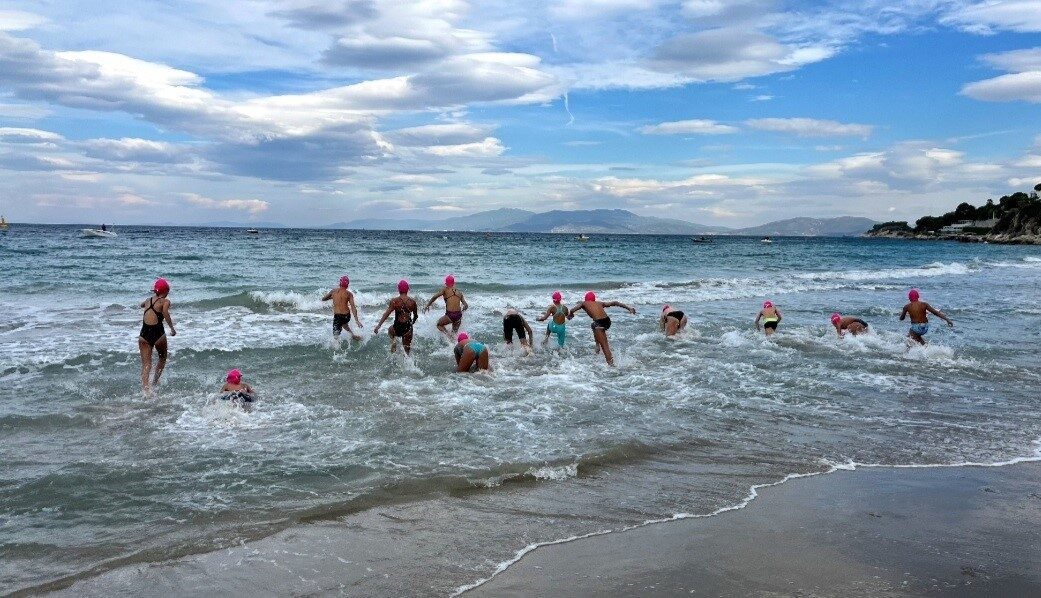 Kadınlar Denizi Plajı’nda düzenlenen Kuşadası Açık Su Yüzme Yarışması’nda 200’ü