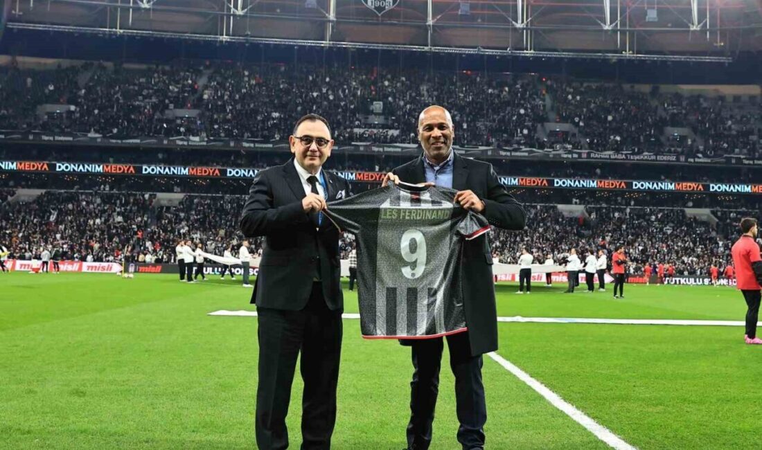 Beşiktaş’ın eski futbolcusu Les Ferdinand, siyah-beyazlı taraftarların takıma verdiği desteği
