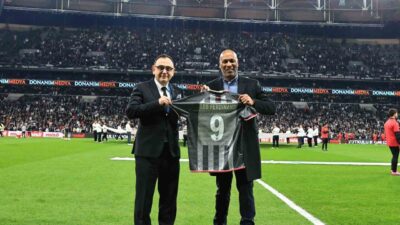Beşiktaş’ın eski futbolcusu Les Ferdinand, siyah-beyazlı taraftarların takıma verdiği desteği