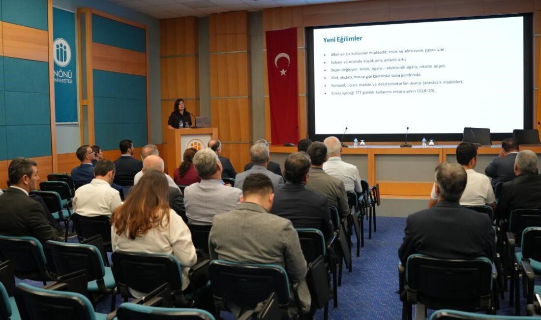 Üniversite yöneticilerine yönelik düzenlenen “Yönetici Liderlik Eğitim Programı” kapsamında madde