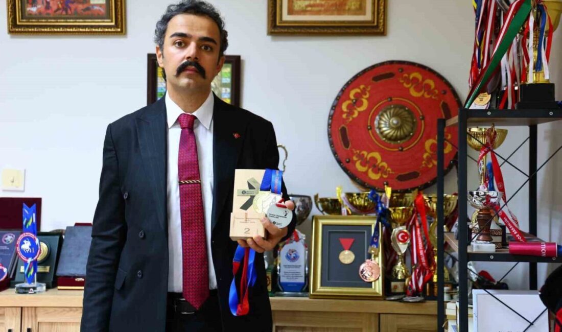 İspanya’da düzenlenen Atlı Okçuluk Avrupa Şampiyonası’nda mücadele eden Veysel Batuhan