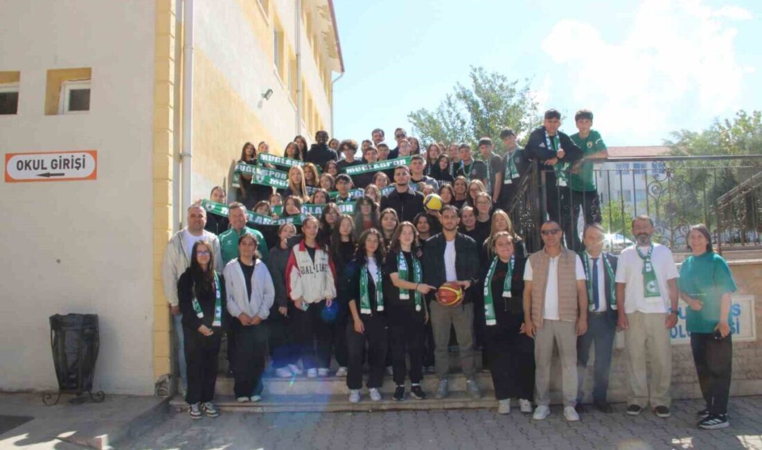 Muğlaspor Kulüp Başkanı Menaf Kıyanç, beraberindeki heyet ve futbolcular Poyraz