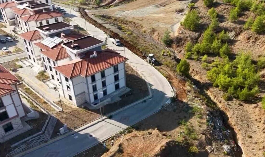 Muğla’nın Fethiye ilçesi Karaçulha Mahallesi’ndeki TOKİ konutlarında yaşanan su kesintilerinin