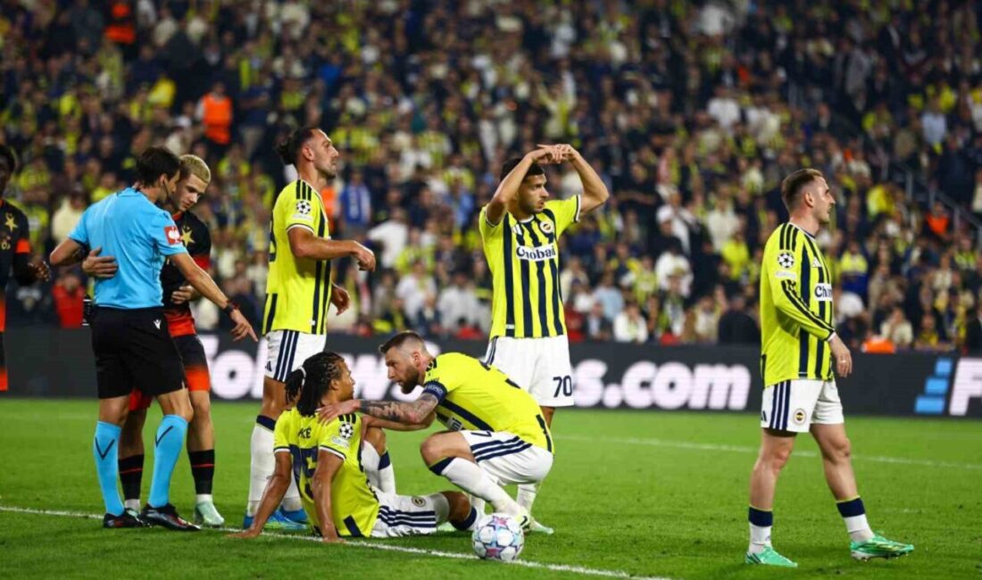 Fenerbahçe’nin Hollandalı stoperi Nathan Ake, Slavia Prag maçının ilk yarısında