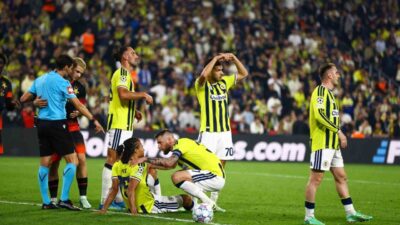 Fenerbahçe’nin Hollandalı stoperi Nathan Ake, Slavia Prag maçının ilk yarısında