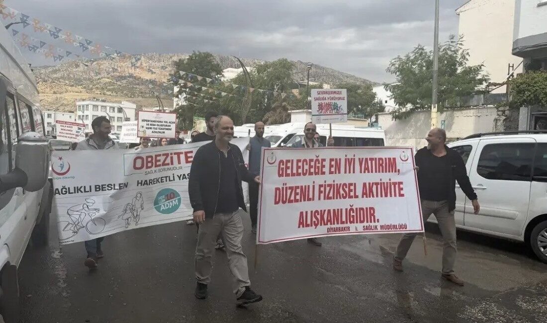 Diyarbakır’ın Çermik ilçesinde sağlık çalışanları obeziteye dikkat çekmek için yürüyüş