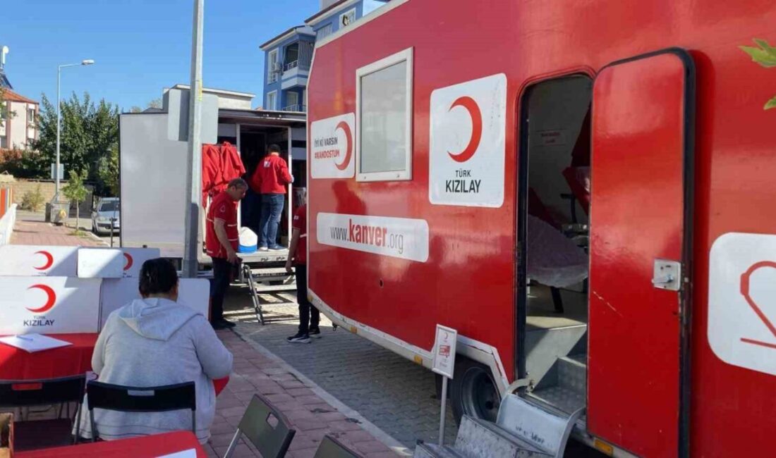 Manisa’nın Sarıgöl ilçesinde düzenlenen kan bağışı kampanyasında öğrenciler, velilerini kan