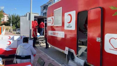 Manisa’nın Sarıgöl ilçesinde düzenlenen kan bağışı kampanyasında öğrenciler, velilerini kan