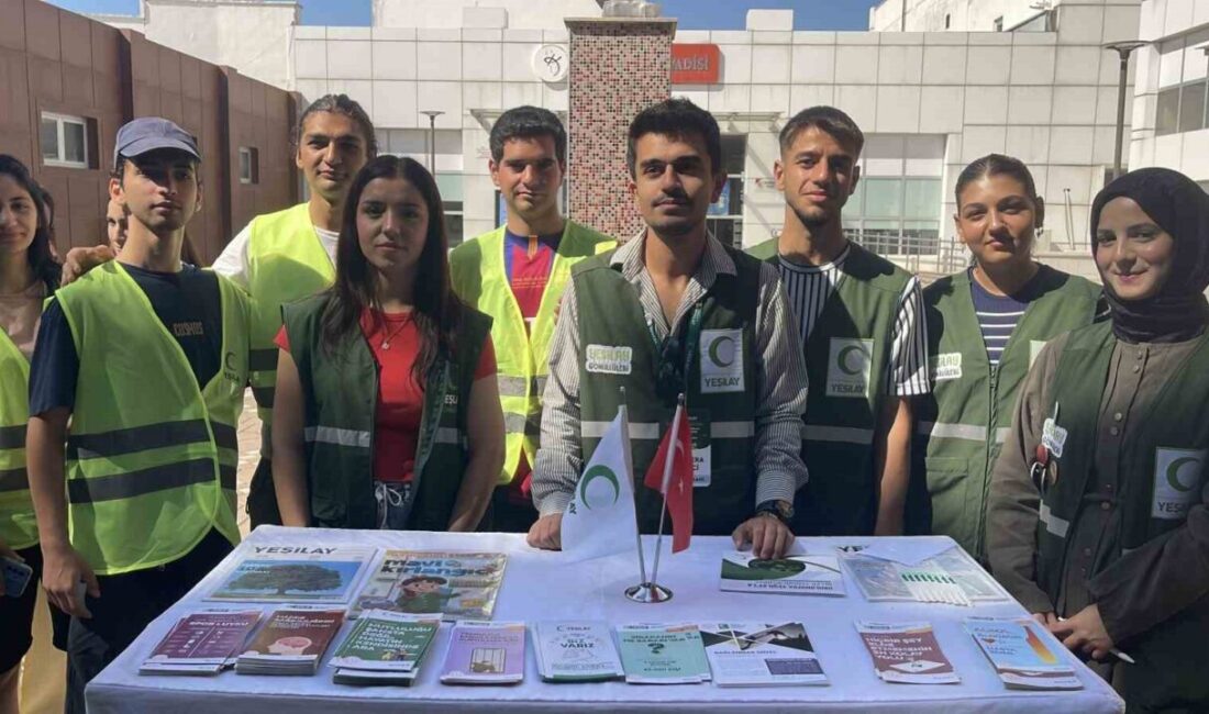 Osmaniye’de üniversite öğrencileri, bağımlılıkla mücadeleye dikkat çekmek amacıyla ellerinde pankartlarla