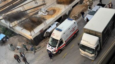 Afyonkarahisar’da kontrolden çıkan otomobil, bir inşaatın temeline düştü. Kaza, Emirdağ