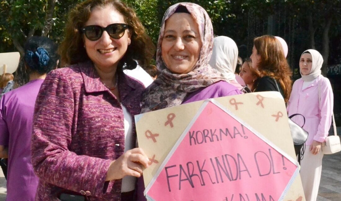 Manisa’da Meme Kanseri Farkındalık Ayı kapsamında düzenlenen pembe kurdeleli yürüyüşte,