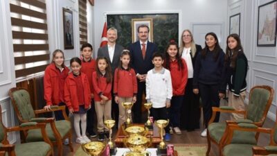 Manisa’da düzenlenen okul sporları satranç turnuvalarında kupa ve madalya kazanan