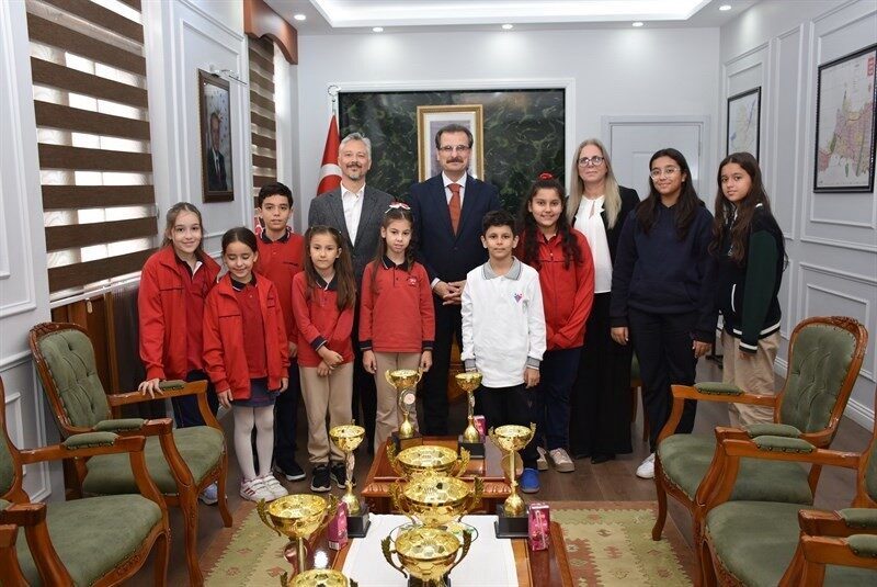 Manisa’da düzenlenen okul sporları satranç turnuvalarında kupa ve madalya kazanan